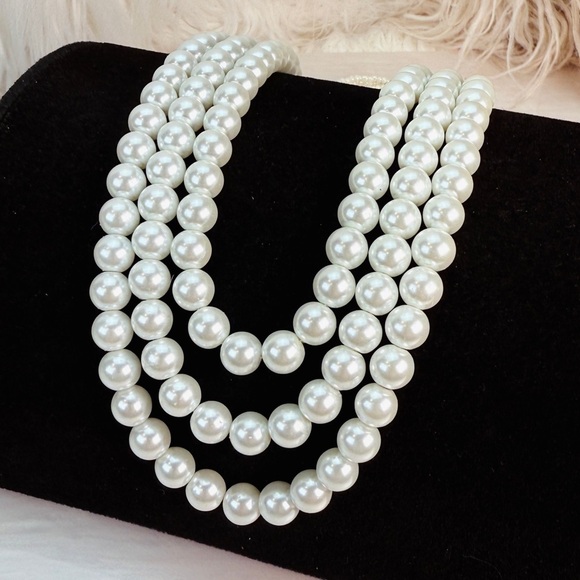 Jewelry - Vintage Elegant 3 strand Faux Pearl White Weighted Necklace